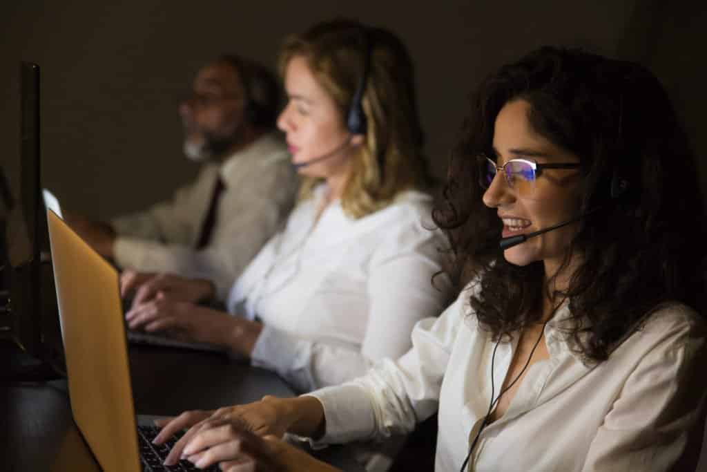 Atendentes de uma ouvidoria um um escritório