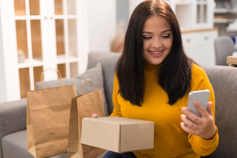 mulher verificando o telefone em busca de uma nova compra no cyber segunda feira 23 2148674963