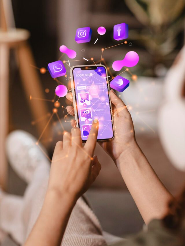 maos-segurando-o-conceito-de-midia-social-do-smartphone