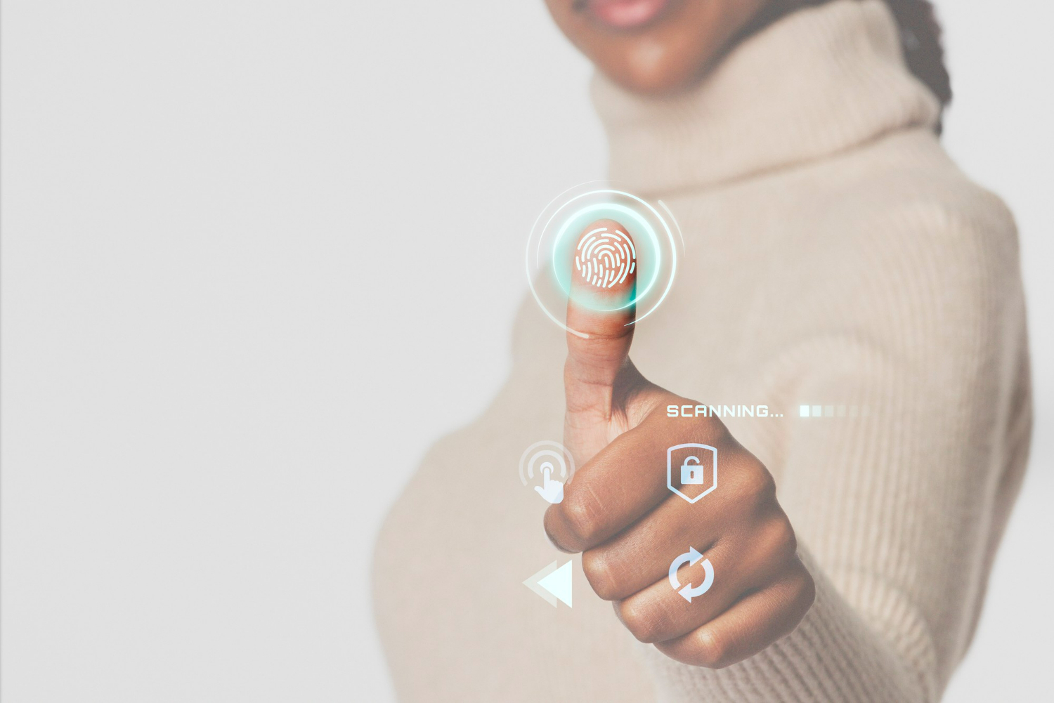 mulher digitalizando impressao digital com tecnologia inteligente de interface futurista