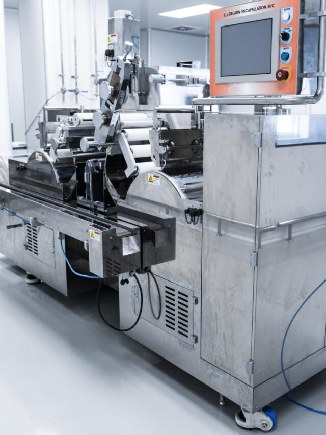 fabricar-maquina-de-aco-com-computador-de-controle-em-sala-clara