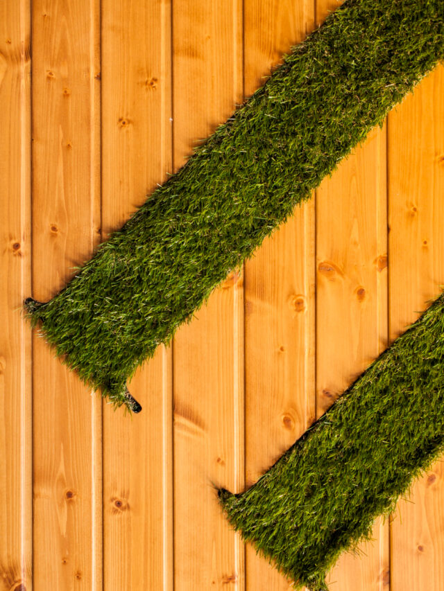 fundo-de-madeira-com-grama-artificial