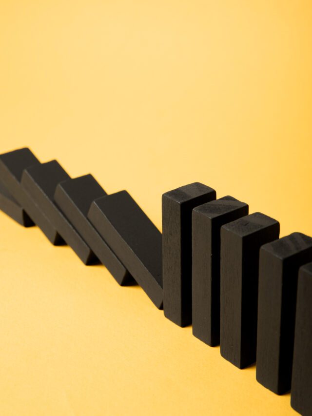 pecas-de-madeira-de-alto-angulo-caindo