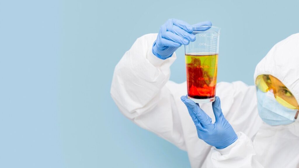 cientista misturando diferentes substancias com espaco de copia 23 2148697264