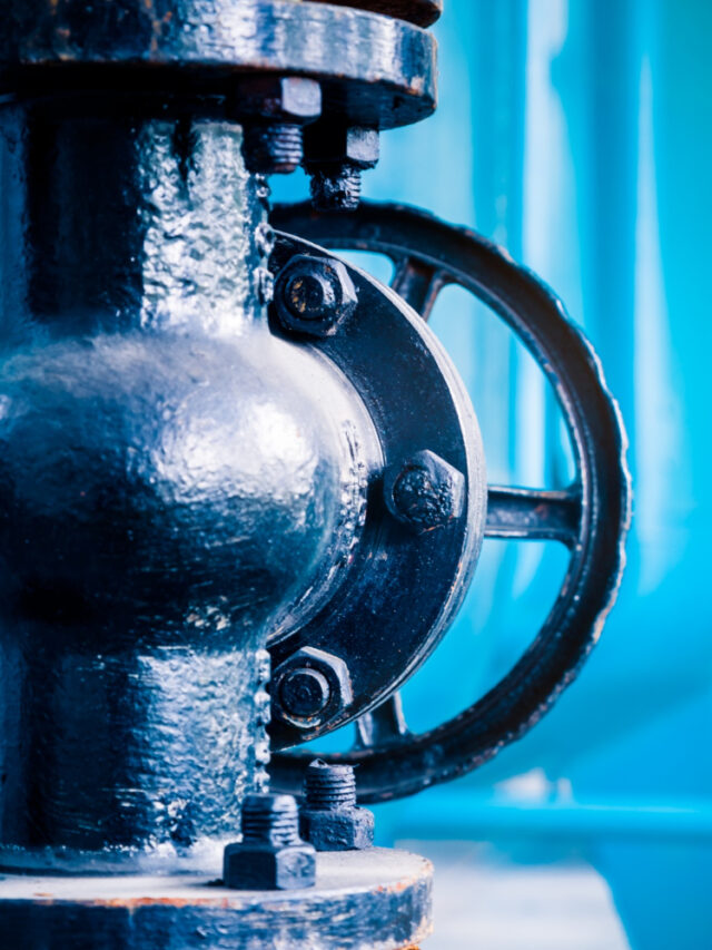 tubulacoes-de-aco-e-cabos-em-uma-planta