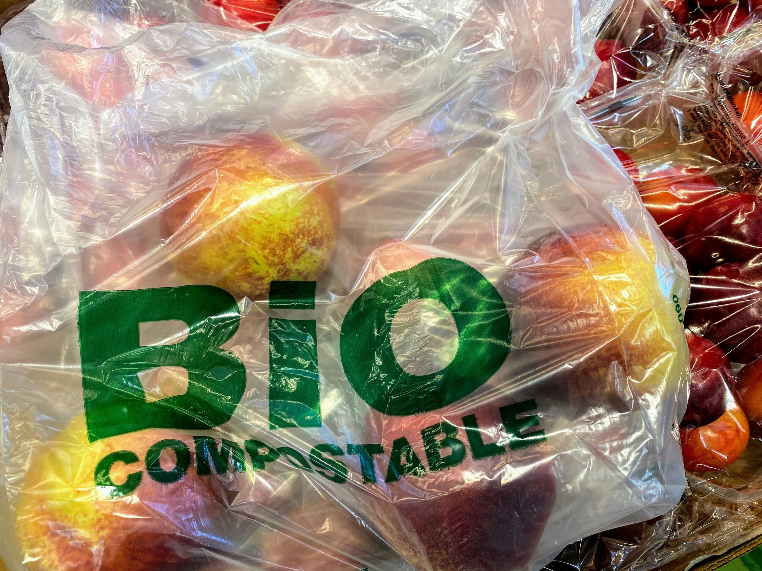 Descubra as últimas tendências e inovações em embalagens para alimentos, focando em sustentabilidade e desafios do setor.