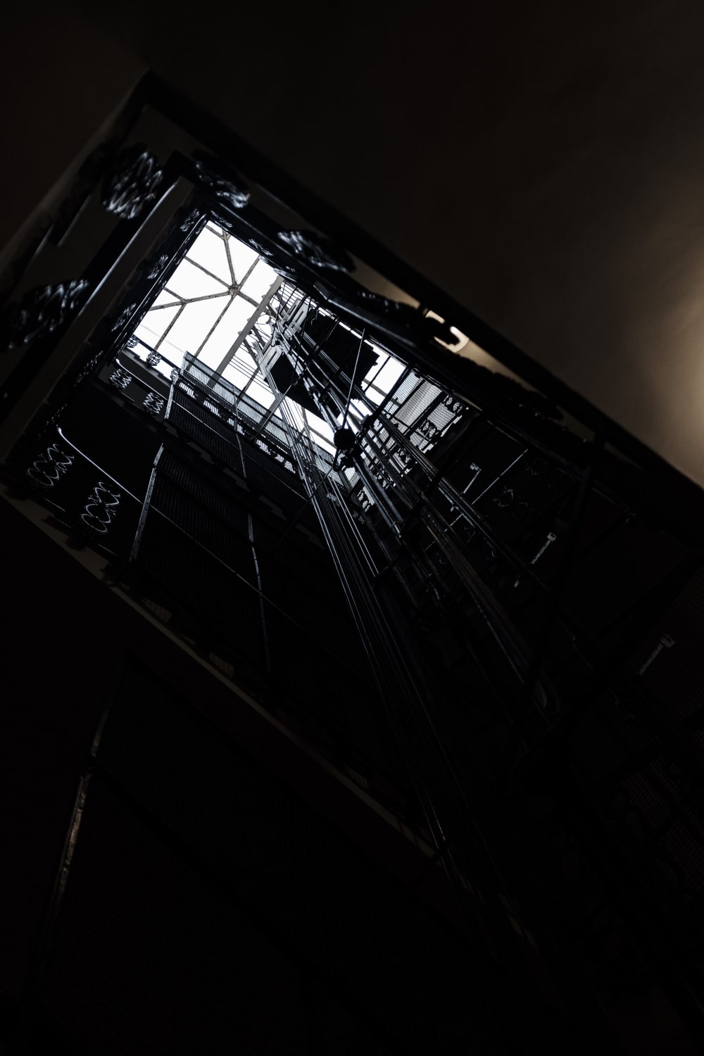 Entenda porque a qualidade e a manutenção das corrediças de elevador são cruciais para garantir segurança e desempenho confiável.