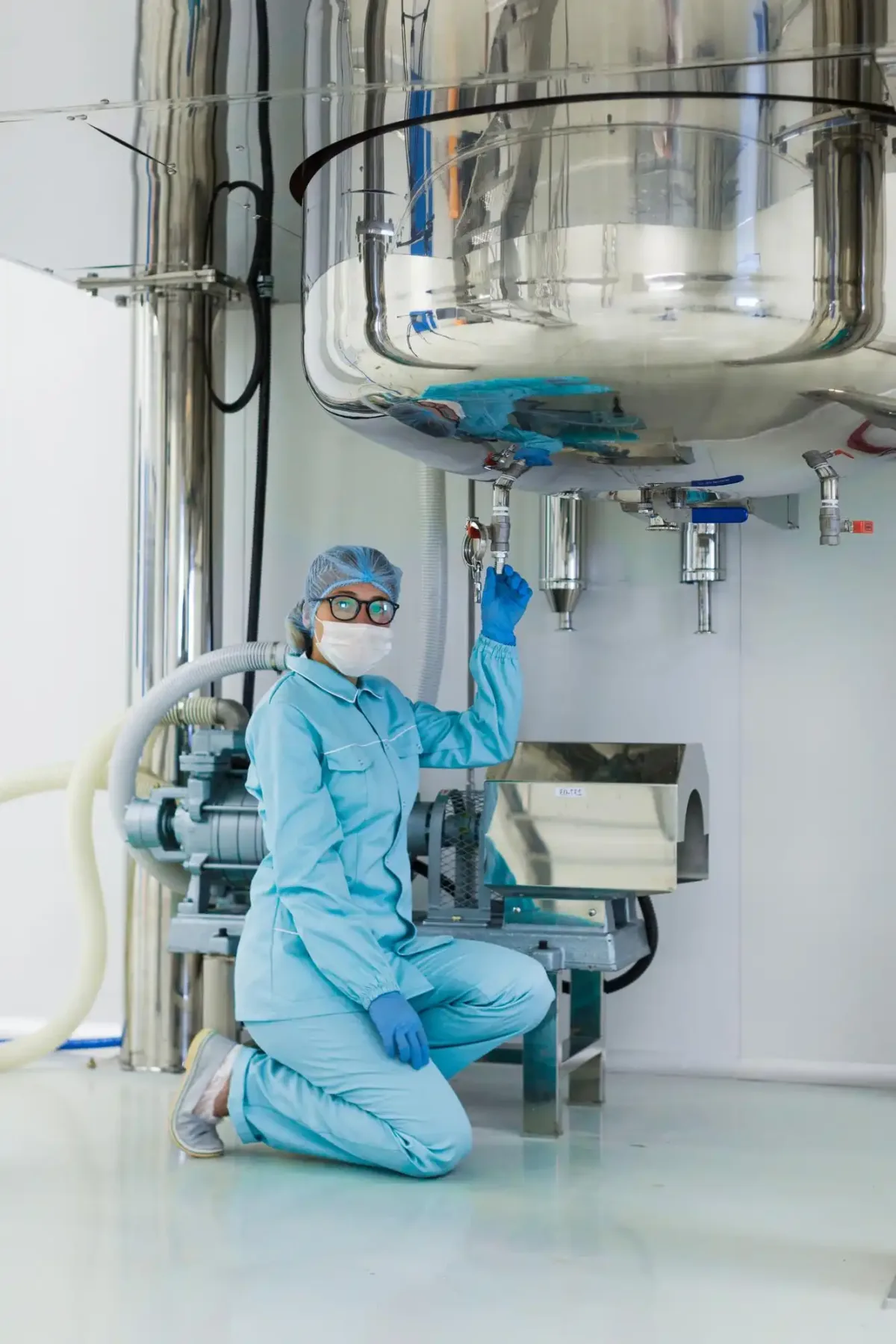 Imagem de uma profissional em um ambiente industrial usando uma câmara criogênica, explorando suas funções e aplicações essenciais na ciência e tecnologia.