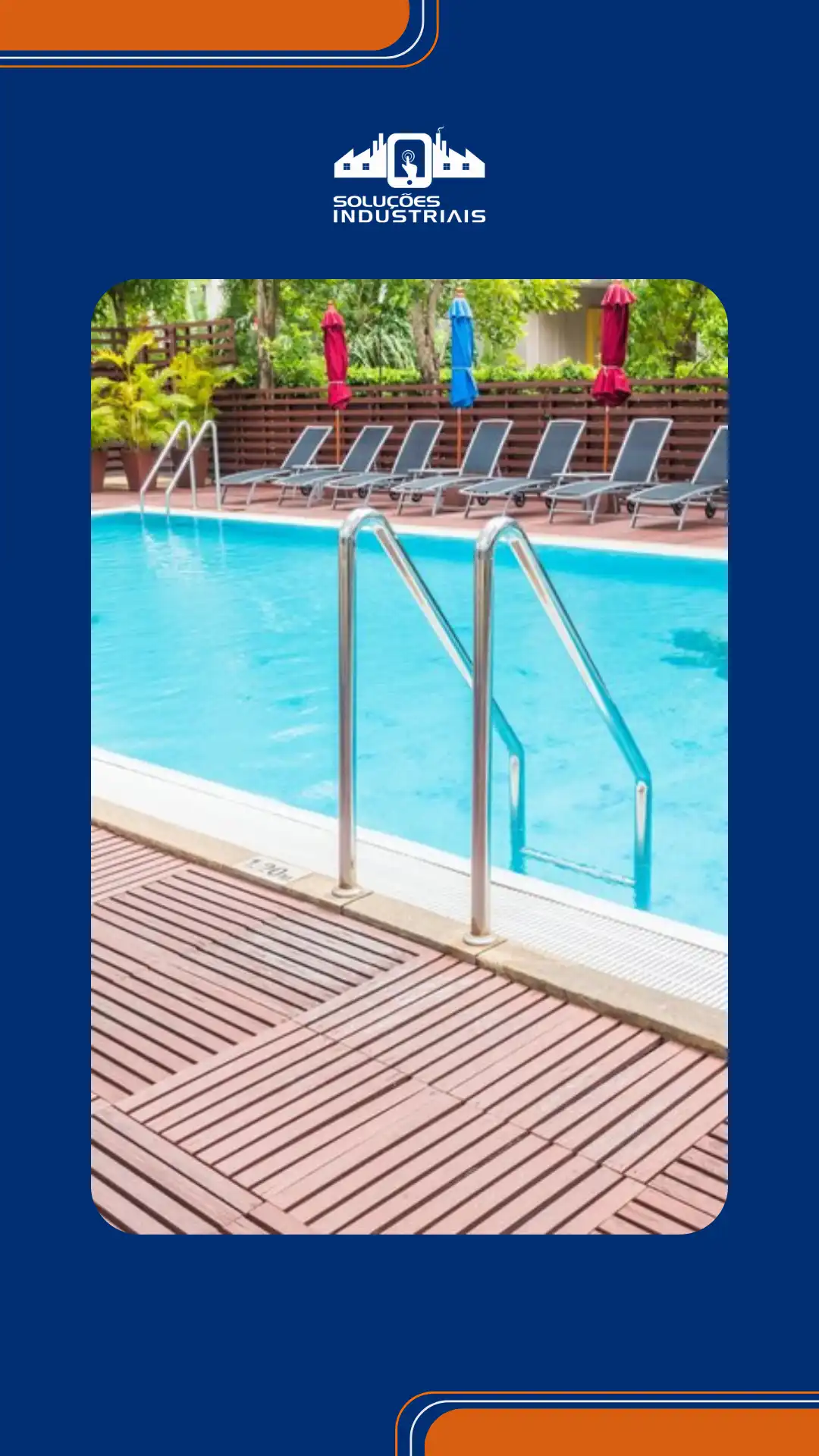 Imagem de uma piscina com escada de acesso, cercada por espreguiçadeiras e sombrinhas coloridas, perfeita para relaxamento e lazer.
