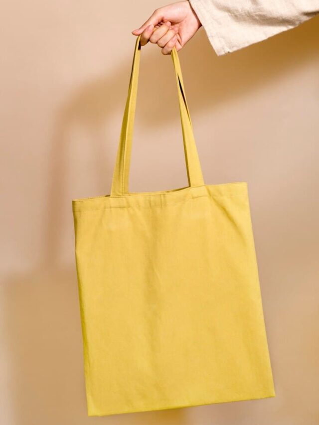 mulher-segurando-uma-sacola-amarela_53876-145634