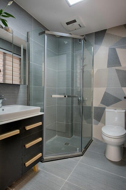 Portas de vidro para banheiro oferecem elegância, praticidade e luminosidade, tornando o ambiente mais moderno e funcional na decoração.