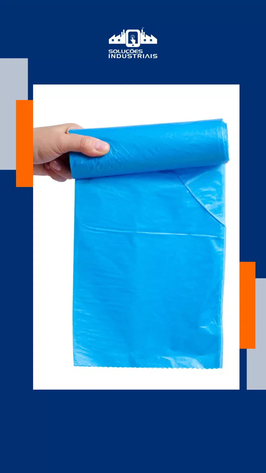 Imagem de um saco de lixo azul sendo segurado por uma mão, ideal para descarte de resíduos e organização.