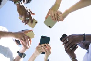 vista inferior grupo diversificado de amigos com telefones 23 2148212392