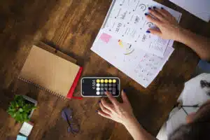 vista superior mulher trabalhando como economista