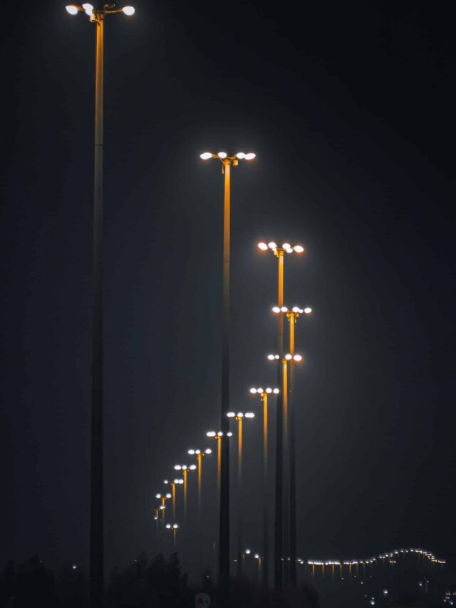 vista-de-angulo-baixo-de-luz-de-rua-iluminada