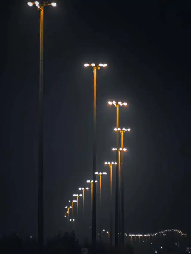 vista-de-angulo-baixo-de-luz-de-rua-iluminada