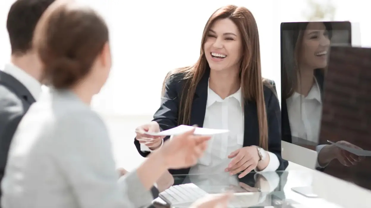 reuniao de negocios profissionais discutindo estrategias jpg