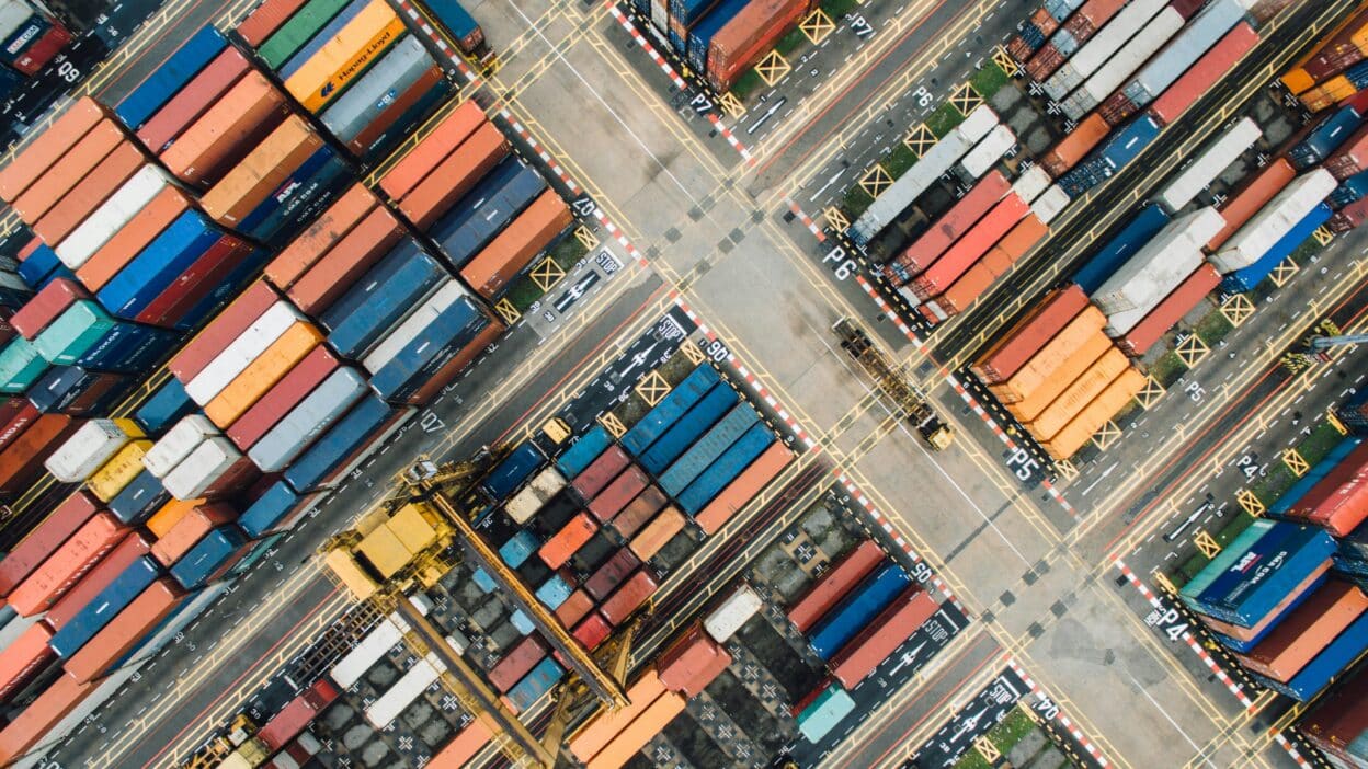 Entenda como a Logística 4.0 revoluciona os armazéns com tecnologia, automação e inteligência de dados. O futuro da logística já começou!
