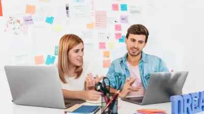 dupla de jovens profissionais ideias inovacao jpg