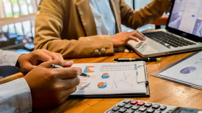 analise de negocios e graficos financeiros em reuniao png