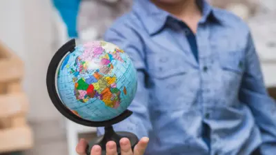 crianca segura globo terrestre educacao geografica