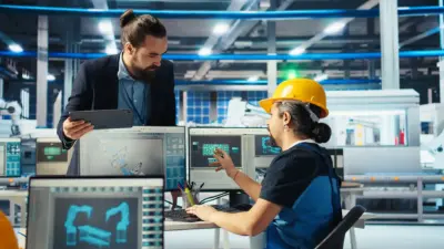 engenheiro operaria fabrica tecnologia avancada