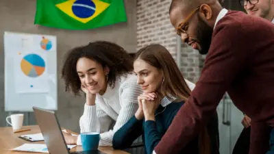 grupo de colegas de trabalho discutindo estrategias de negocios em ambiente de escritorio 1