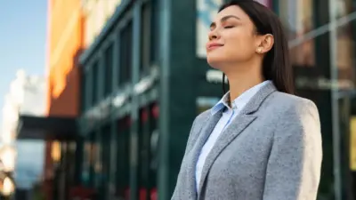 mulher elegante apreciando momento ao ar livre cidade