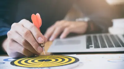 pessoa apontando para centro alvo dardo negocios