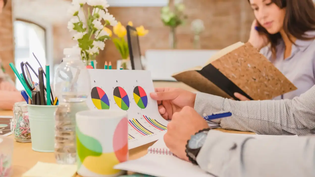 pessoas trabalhando escritorio organizacao produtividade