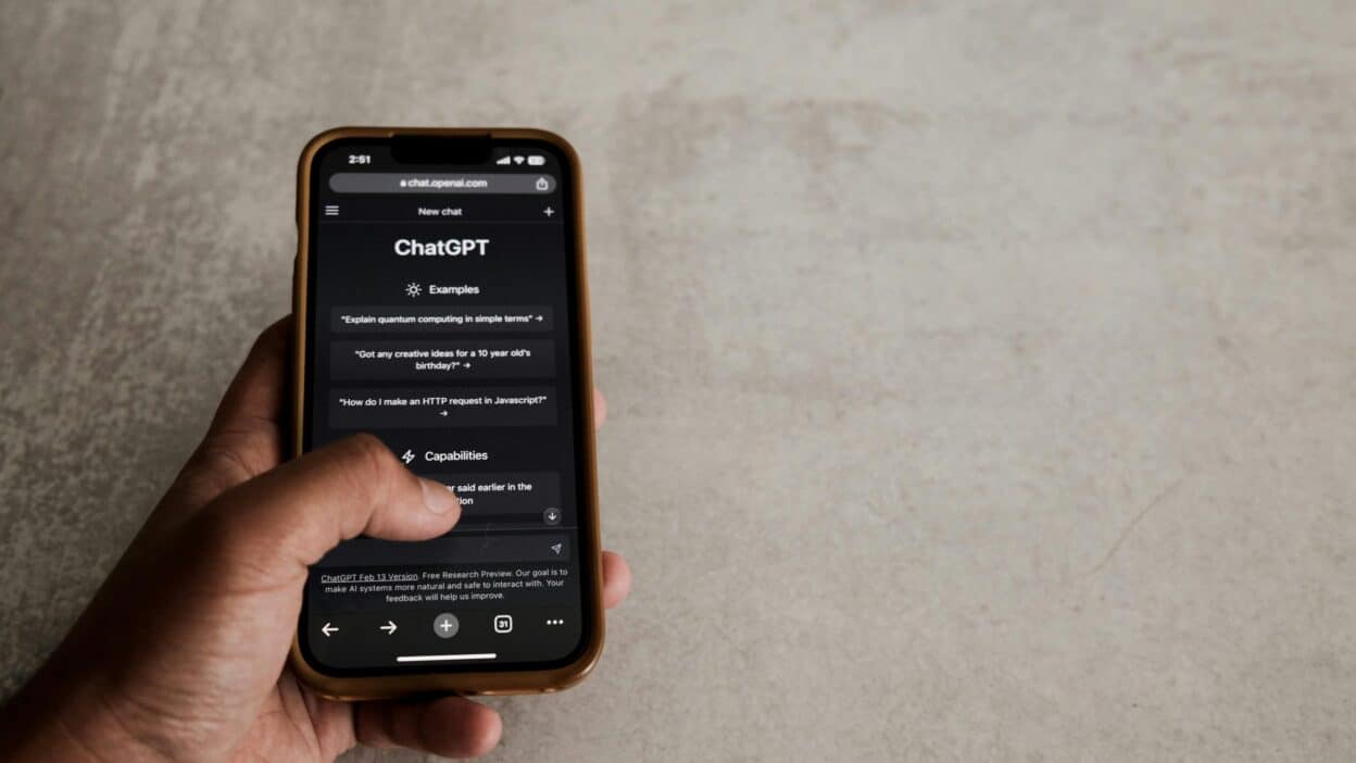 Conheça os 15 principais chatbots de IA que estão revolucionando o atendimento ao cliente com agilidade e personalização.