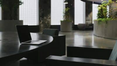 Descubra como as plantas podem transformar fábricas e escritórios em ambientes mais saudáveis, produtivos e agradáveis para os colaboradores.
