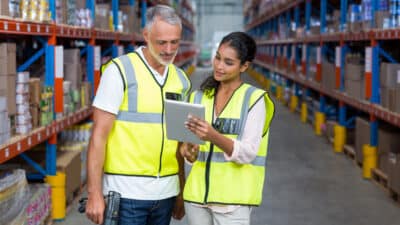 trabalhadores de armazem discutindo com tablet digital