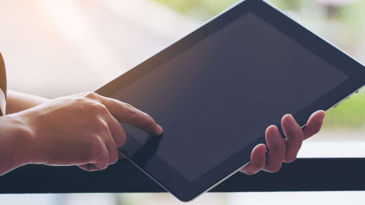 Comparativo prático entre compra e alugar tablets. Veja TCO, MDM, conectividade, logística, sazonalidade, sustentabilidade e KPIs para decidir com segurança.
