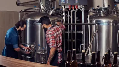 fabrica cerveja artesanal homens trabalhando