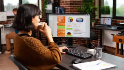 mulher trabalhando escritorio moderno com graficos