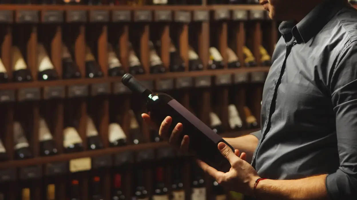 pessoa escolhendo vinho loja vinhos 1