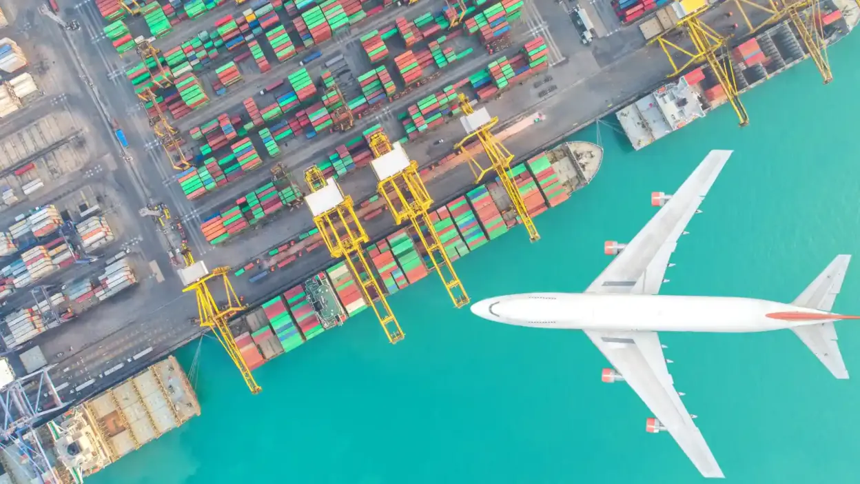 porto com containers guindastes aviao