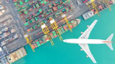 porto com containers guindastes aviao