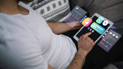 Descubra como algoritmos de IA criam treinos personalizados, ajustando intensidade, metas e desempenho para resultados mais eficientes.