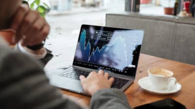 Descubra métodos práticos para medir o ROI das campanhas de marketing e otimize investimentos com base em dados reais e resultados mensuráveis.