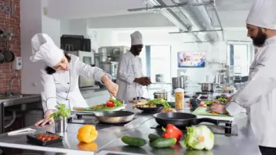Equipes de cozinha profissional: preparação para grandes ceias de Natal