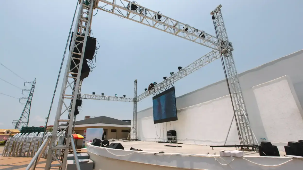 montagem de palcos e camarotes