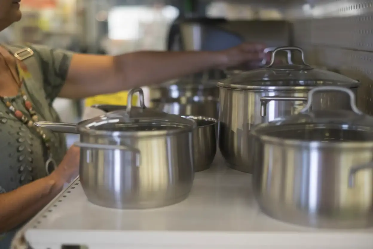 Negociação econômica de panelas, assadeiras e utensílios sem comprometer qualidade