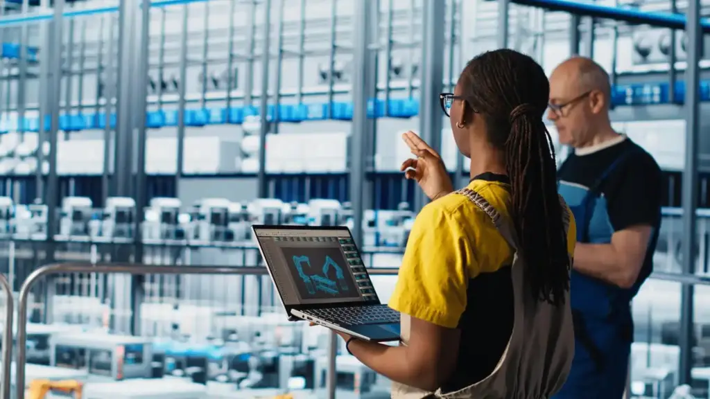 5 Processos Industriais que ganham eficiência com digitalização de documentos e PDFs padronizados 2 Profissional de controle de produção e planejamento de linha operando tablet em ambiente de fábrica.