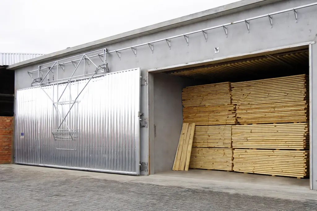 Por que o Secador de Madeira é essencial para indústrias moveleiras e de construção? 2 estufa secagem madeira porta metalica