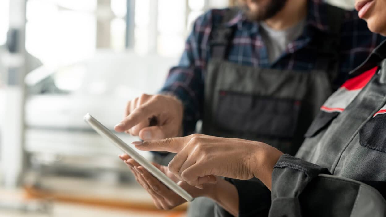 Entenda como reviews de produtos e prova social influenciam decisões no mercado industrial, fortalecendo confiança, credibilidade e vendas.