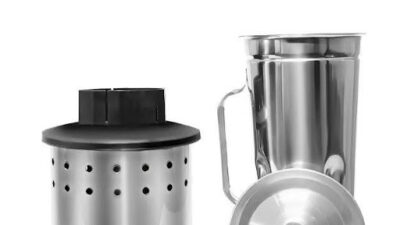 Componentes de liquidificador industrial com jarra em aço inox e base metálica perfurada