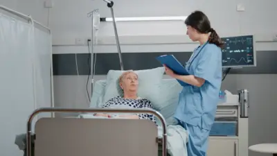 enfermeira acompanhando paciente no leito em hospital