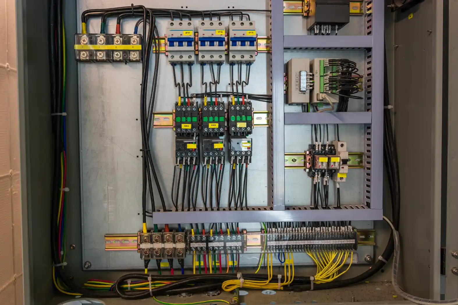 Montagem de Quadro Elétrico Trifásico: Investimento ou Necessidade Operacional?